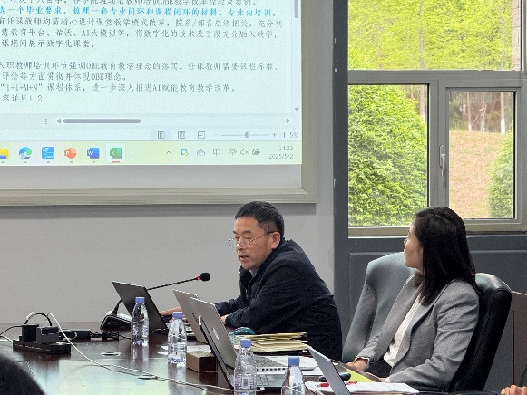 人们在看台上的人在桌子边 低可信度描述已自动生成